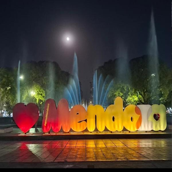 Te enseño a usar la IA, imagen, video y música. Y tu sitio web sin mantenimiento