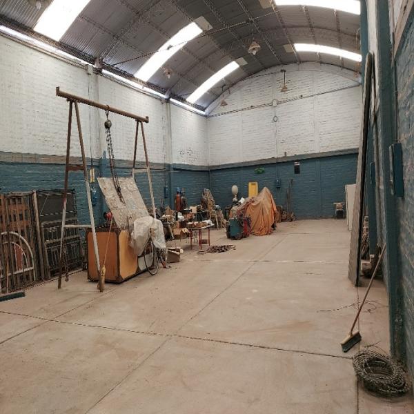 Vendo casa con galpón, baños y oficina